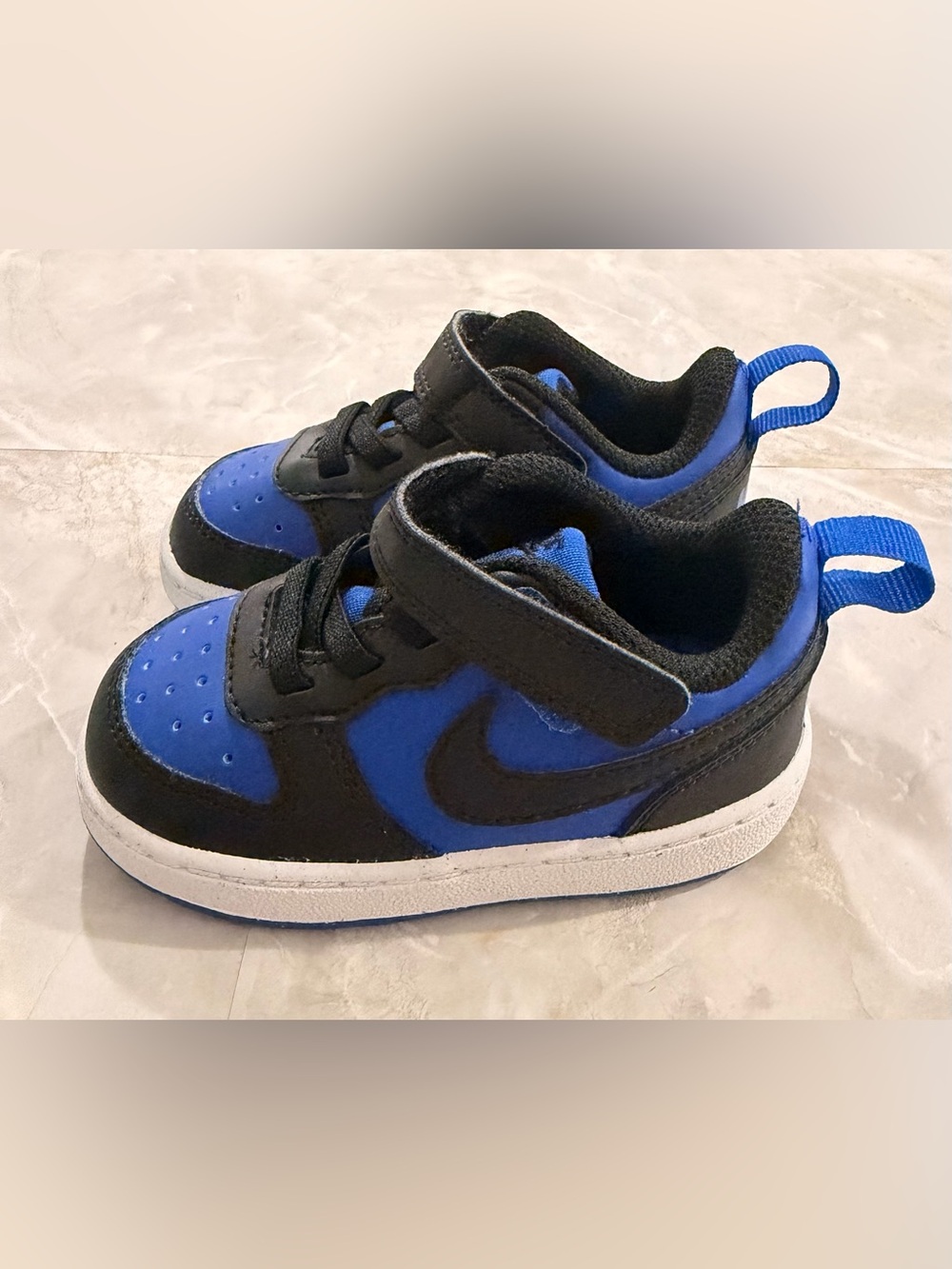 Nike Kids Black and Blue Low-Top Sneakers with Hook-and-Loop Strap